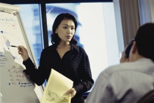 Business kvinne ger en presentasjon på et kontor